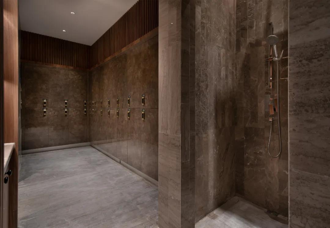 国惠大酒店游泳馆，配备更智能人性化的高端更衣室，以及宽敞洁净的独立隔间淋浴室。