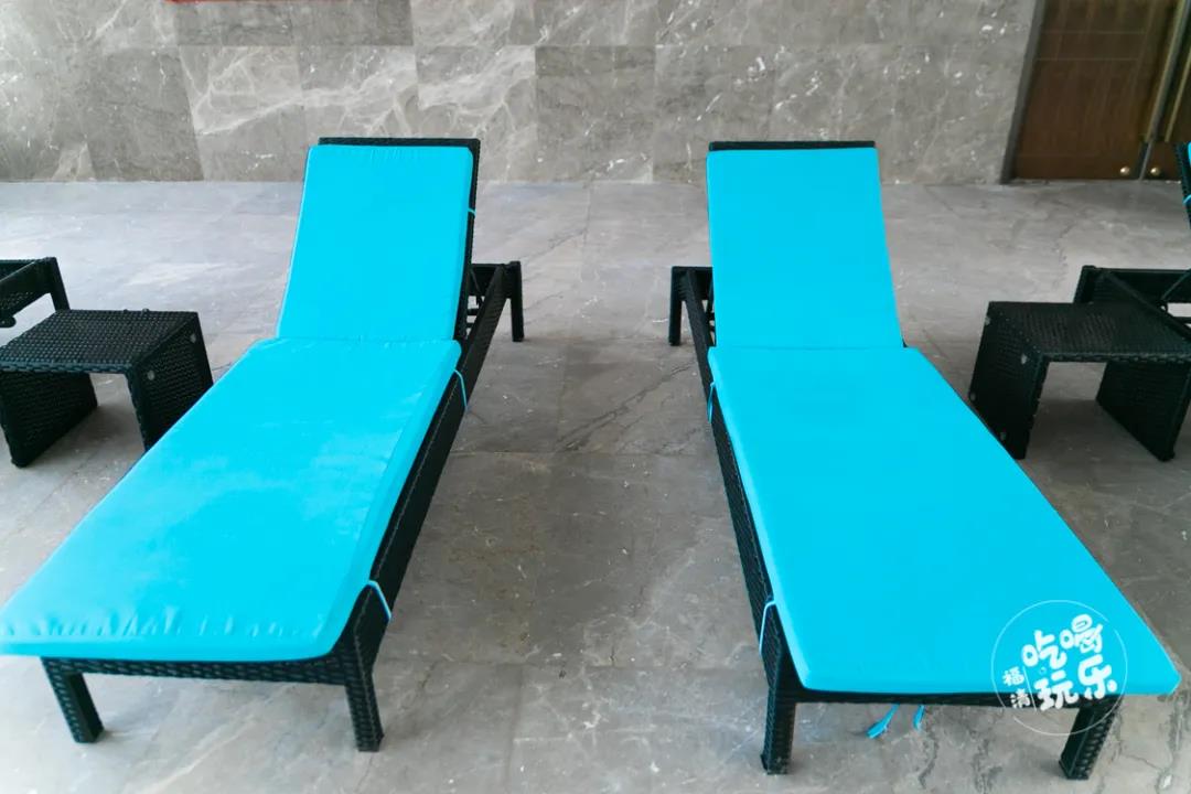 游累了，小猪视频在线观看下载免费污两侧还设有大量休闲座椅、躺椅，享受惬意片刻。