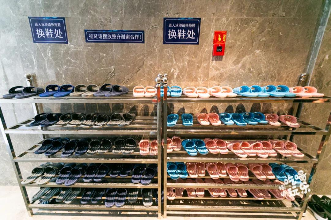 下小猪视频在线观看下载免费污前必须先换上防滑拖鞋，热身运动也不可少，保障游客们的安全。