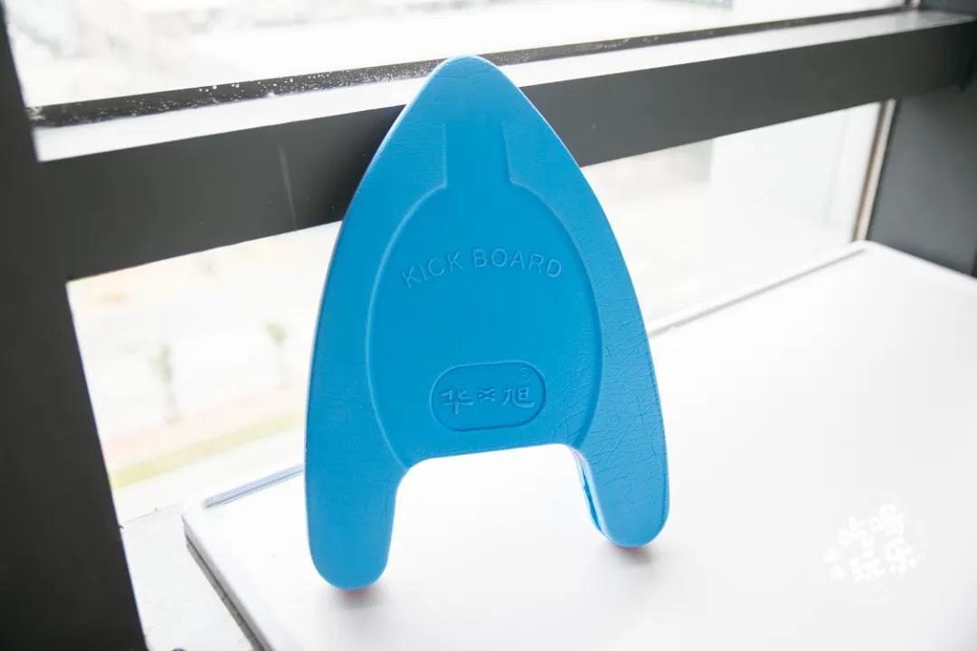 如果你是旱鸭子，也不用怕下水，辅助工具包括贝漂和浮板等等，专业的“装备”这里统统有。