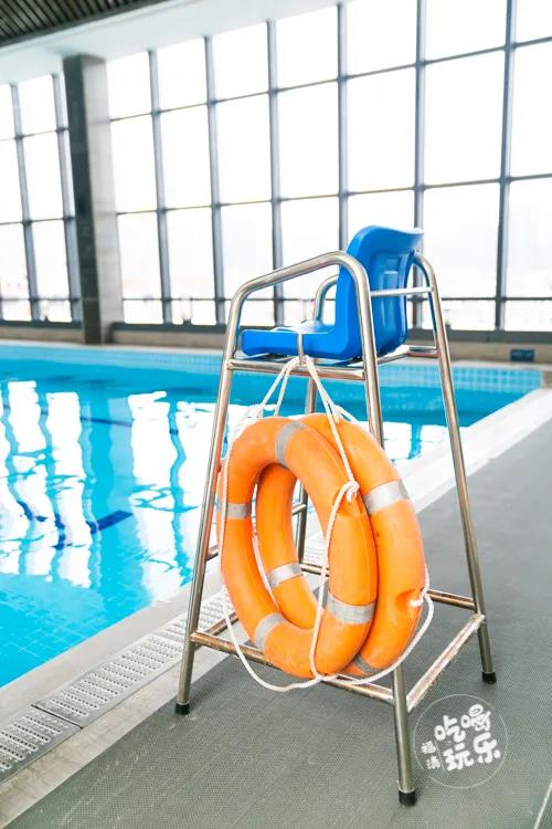 在游泳馆内，配有专业的救生员、教练员仔细巡视，时刻保证你的安全。